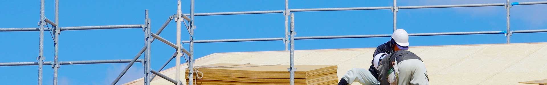 画像：屋根の上で作業をするスタッフ